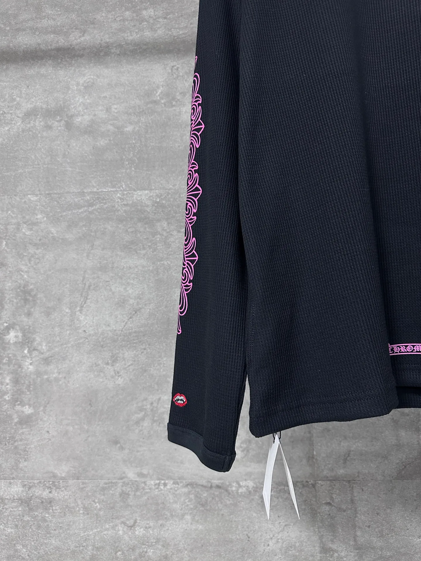 P230 💰 Chrome Hearte/Chrome Heart 25SS New Pink Letter Sanskrit Waffle Long Sleeve CH New Pink Letter Sanskrit Waffle Long Sleeve. Full size shipped. The original version was purchased from Hangzhou National Specialty School for 18000. The fabric is made of 280 grams of cotton waffle material. The printing uses white ink heat transfer technology. Piece cutting + garment printing. (piece pressing + semi-finished product machine pressing). Customized accessories. Same style for men and women. Work details and texture are very good Size: S M L
